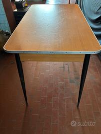 Tavolo in formica e metallo vintage