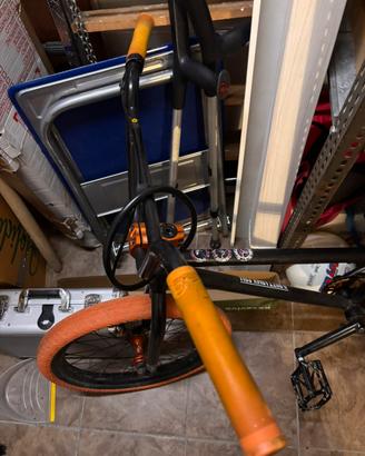 BMX freestyle 20” nera con gomme arancioni + casco