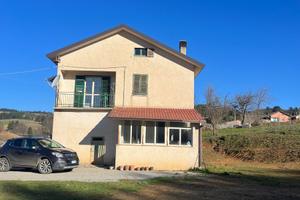 Fabbricato più terreno circostante