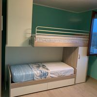 Cameretta con letti a castello, scala e passaggio