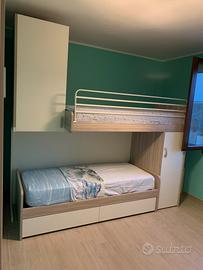 Cameretta con letti a castello, scala e passaggio