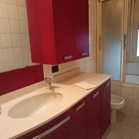 Mobile bagno rosso effetto legno con piano in Okit