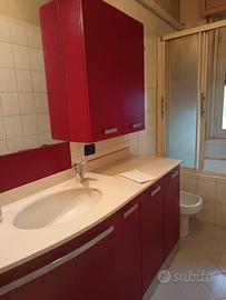 Mobile bagno rosso effetto legno con piano in Okit