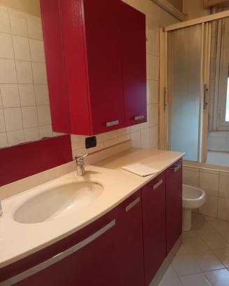 Mobile bagno rosso effetto legno con piano in Okit