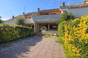 VILLA A SCHIERA A ANZIO