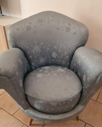 Poltrona classica a pozzetto in tessuto damascato
