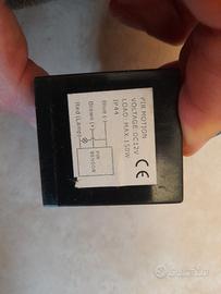 Rilevatore di movimento alimentato a 12 V DC.