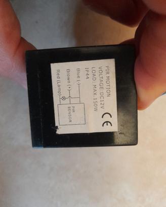 Rilevatore di movimento alimentato a 12 V DC.