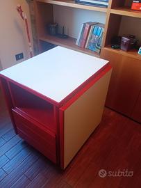 Scrivania con tre piani