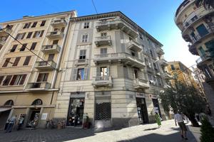 Centro storico - Negozio con soppalco e servizio