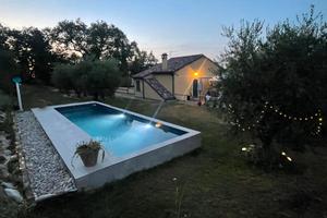 Casale villa con piscina per feste nel pesarese