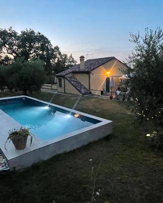 Casale villa con piscina per feste nel pesarese