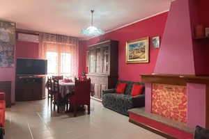 Semi indipendente su due livelli con cortile