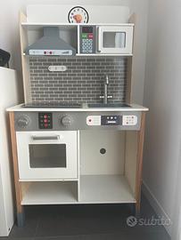 Cucina giocattolo in legno con suoni e luci