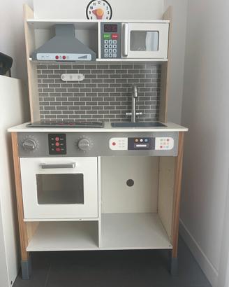 Cucina giocattolo in legno con suoni e luci