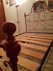 letto in ferro battuto e doghe