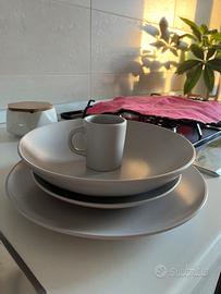 Set piatti + tazzine da caffè
