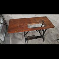 Tavolo originale Singer con struttura in ferro