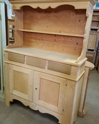 credenza con piattaia