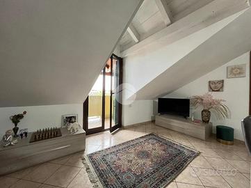 MANSARDA A GIUGLIANO IN CAMPANIA