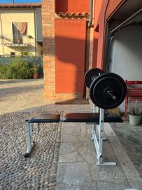 Panca piana con bilanciere e pesi, + manubri