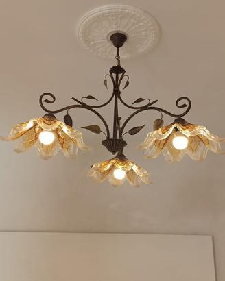 Lampadario in ferro battuto e vetro lavorato
