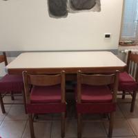 Tavolo in legno massello + 4 sedie.