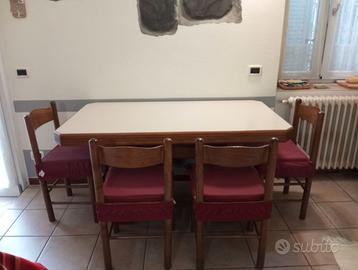 Tavolo in legno massello + 4 sedie.