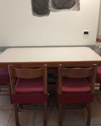Tavolo in legno massello + 4 sedie.