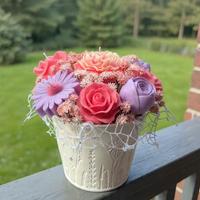 vaso con bouquet di fiori in cera lilla e rosa
