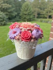 vaso con bouquet di fiori in cera lilla e rosa