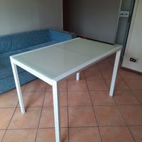 Tavolo bianco vetro e metallo