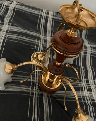 Lampadario vintage in legno e ottone