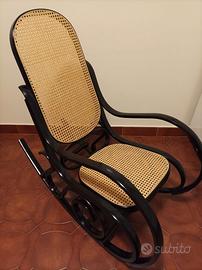 Sedia a dondolo vintage in legno e rattan