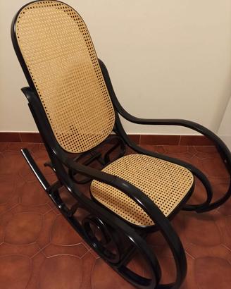 Sedia a dondolo vintage in legno e rattan