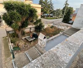 Ampia struttura con terrazzo e pertinenza esterna