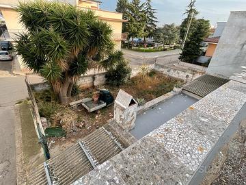 Ampia struttura con terrazzo e pertinenza esterna