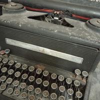 macchina per scrivere Olivetti m40 nera da pulire