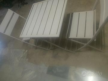 Tavolino con 2 sedie da giardino
