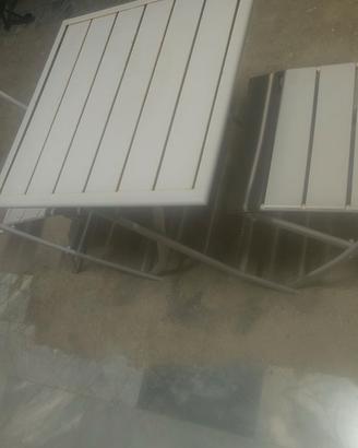 Tavolino con 2 sedie da giardino