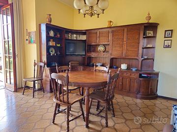 Arredamento sala da pranzo in stile anni 70