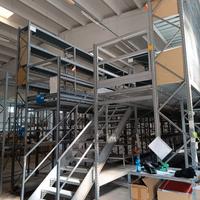 Soppalco con scaffalature industriali