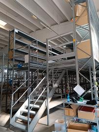 Soppalco con scaffalature industriali