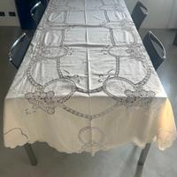 Tovaglia ricamata a mano e uncinetto