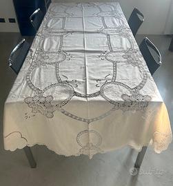 Tovaglia ricamata a mano e uncinetto