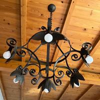 Lampadario antico in ferro battuto