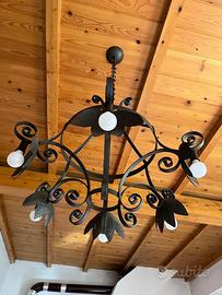 Lampadario antico in ferro battuto