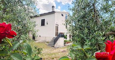 Casa indipendente di 172 m² con 3 locali a Assisi