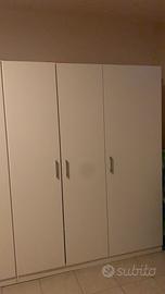 Armadio bianco a tre ante
