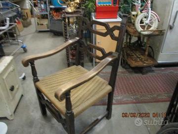 Sedia con braccioli in legno dell'800